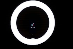 découvrez l'univers créatif de tiktok, la plateforme incontournable pour partager des vidéos courtes et divertissantes. rejoignez des millions d'utilisateurs, explorez des tendances innovantes et exprimez votre talent à travers des contenus uniques et inspirants.