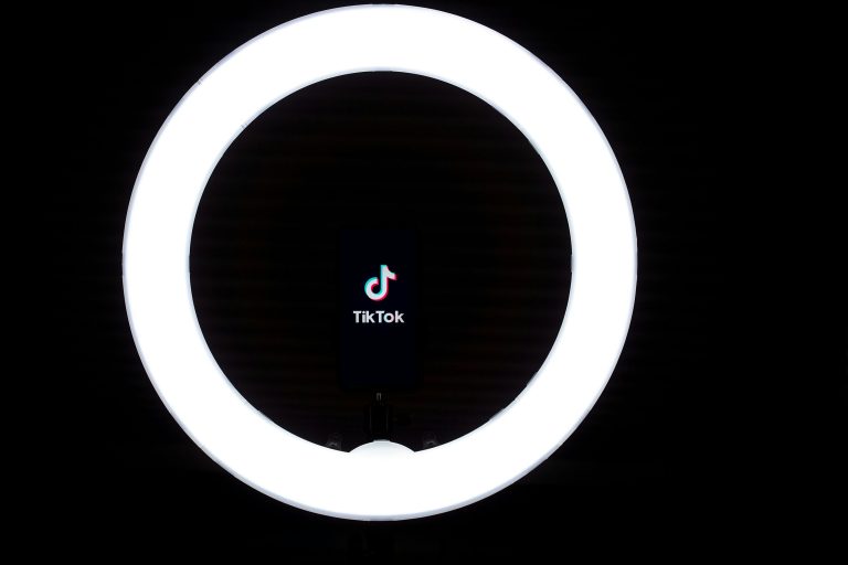 découvrez l'univers créatif de tiktok, la plateforme incontournable pour partager des vidéos courtes et divertissantes. rejoignez des millions d'utilisateurs, explorez des tendances innovantes et exprimez votre talent à travers des contenus uniques et inspirants.