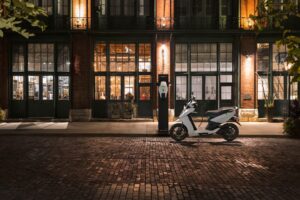 découvrez notre sélection de trottinettes électriques alliant performance, confort et design. idéales pour vos trajets quotidiens, elles vous offrent une mobilité durable et éco-responsable. explorez nos modèles variés pour trouver celle qui vous correspond le mieux.