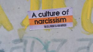 découvrez tout sur le narcissisme : ses traits caractéristiques, comment identifier un narcissique et les impacts de ce comportement sur les relations personnelles et professionnelles.