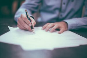 découvrez les services d'un avocat professionnel pour défendre vos droits et vous accompagner dans vos démarches juridiques. bénéficiez d'une expertise adaptée à vos besoins, que ce soit en droit de la famille, droit des affaires ou droit pénal.