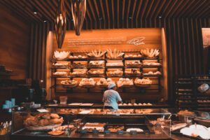 découvrez des compétences essentielles en vente pour les boulangeries, apprenez à attirer et fidéliser la clientèle tout en maximisant vos profits grâce à des techniques de vente efficaces et adaptées au secteur de la boulangerie.