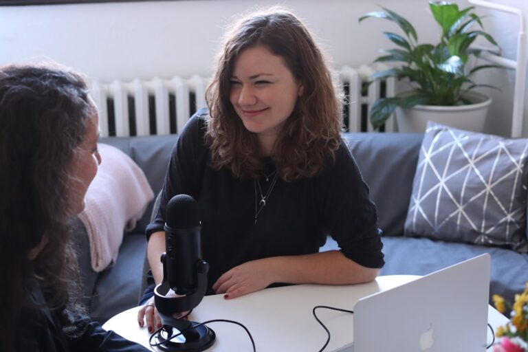 découvrez les secrets d'une interview réussie avec nos conseils d'experts pour captiver l'attention de vos interlocuteurs. apprenez à vous démarquer et à séduire lors de vos échanges professionnels.