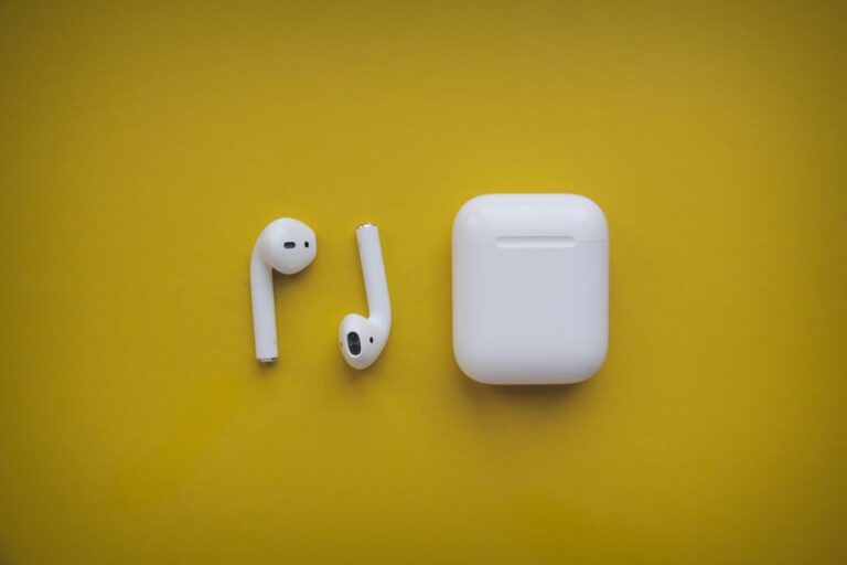 découvrez les airpods, des écouteurs sans fil qui offrent une qualité audio exceptionnelle et une expérience d'écoute immersive. profitez de leur design ergonomique, de la connexion bluetooth facile et d'une autonomie prolongée. idéaux pour vos appels, votre musique et vos activités quotidiennes, les airpods sont le compagnon parfait pour tous vos besoins audio.
