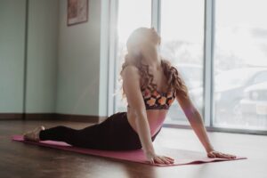 découvrez les bienfaits du pilates pour renforcer votre corps, améliorer votre flexibilité et favoriser votre bien-être. rejoignez nos cours adaptés à tous les niveaux et transformez votre pratique fitness.