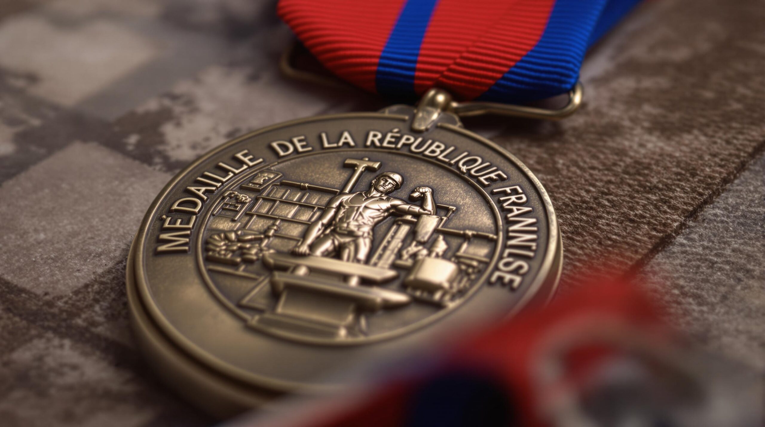 découvrez tout ce qu'il faut savoir sur la médaille du travail 30 ans, une distinction honorant les carrières longues et de dévouement. informations sur les critères, le processus de demande et l'importance de cette reconnaissance.