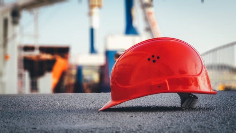 découvrez le rôle essentiel du manager de construction, un expert qui supervise et coordonne les projets de construction pour garantir leur réussite. apprenez comment ce professionnel optimise les ressources, respecte les délais et assure la qualité des travaux tout en naviguant à travers les défis du secteur.