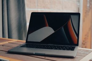 découvrez la puissance et l'élégance des macbook d'apple, alliant performance, design raffiné et autonomie exceptionnelle pour tous vos besoins professionnels et créatifs.