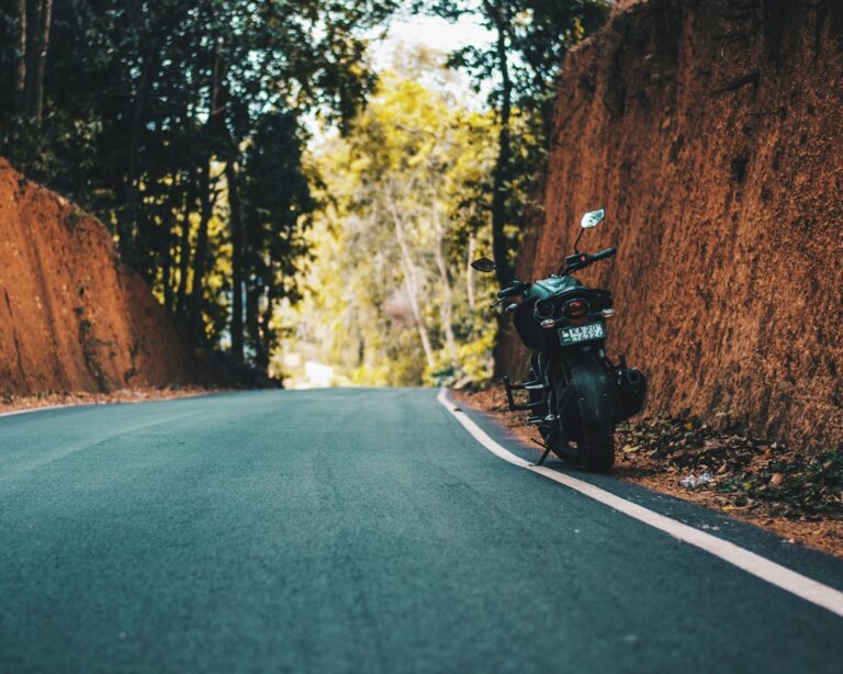découvrez le coût de l'obtention de votre permis de conduire moto en france. informez-vous sur les frais liés à la formation, aux examens et à l'immatriculation pour conduire en toute légalité.