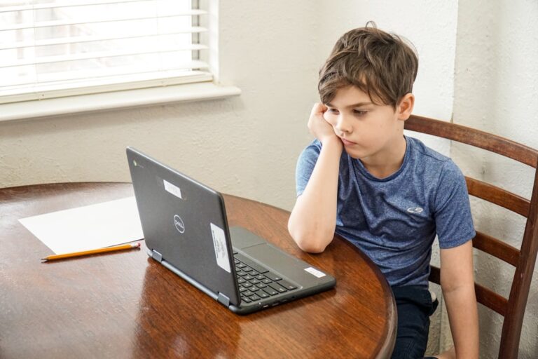 découvrez comment ouvrir un compte bancaire en ligne pour les mineurs, offrant à vos enfants une gestion facile de leur argent, des outils éducatifs pratiques et une première expérience bancaire sécurisée. inscrivez-vous dès aujourd'hui pour leur donner un bon départ financier !