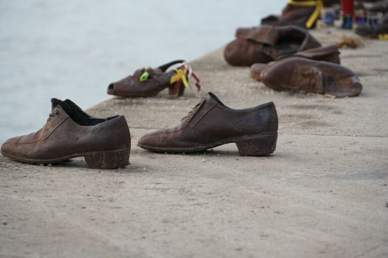 découvrez notre sélection de chaussures de sécurité alliant confort et protection. idéales pour les professionnels exposés à des risques, nos chaussures offrent une robustesse incomparable tout en respectant les normes de sécurité en vigueur.