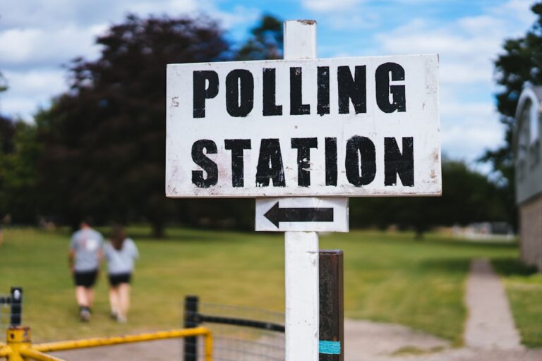 découvrez la procédure d'élection du conseil coopératif, étape par étape. apprenez comment organiser des élections transparentes et équitables au sein de votre coopérative, garantissant la participation de tous les membres pour une gouvernance efficace.