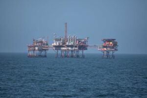 découvrez les défis majeurs de l'industrie pétrolière offshore, notamment les enjeux environnementaux, les coûts opérationnels, et les innovations technologiques nécessaires pour naviguer dans un futur durable.