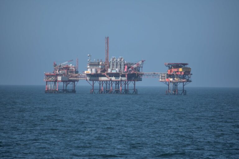 découvrez les défis majeurs de l'industrie pétrolière offshore, notamment les enjeux environnementaux, les coûts opérationnels, et les innovations technologiques nécessaires pour naviguer dans un futur durable.