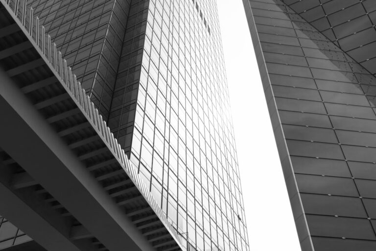 découvrez les dimensions réglementaires essentielles pour naviguer dans le paysage légal complexe. analysez les enjeux, les normes et les meilleures pratiques pour assurer la conformité et optimiser la gestion des risques.