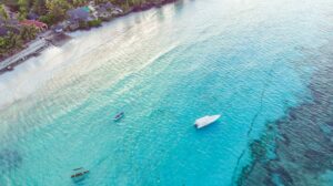 découvrez les merveilles de zanzibar, une île paradisiaque au large de la côte tanzanienne. entre plages de sable blanc, eaux turquoise et culture riche, zanzibar est la destination idéale pour les amoureux de la nature et les passionnés d'histoire. explorez les épices, la vieille ville de stone town et vivez une expérience inoubliable.