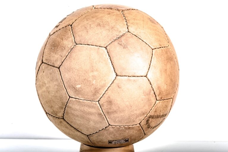 découvrez tout l'équipement de football essentiel : chaussures, ballons, maillots, protège-tibias et accessoires pour tous les niveaux. conseil et sélection des meilleures marques pour la performance sur le terrain.
