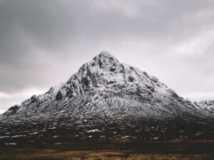 découvrez les paysages à couper le souffle des highlands, entre montagnes majestueuses, lochs mystérieux et traditions écossaises. embarquez pour une aventure inoubliable au cœur de la nature sauvage.
