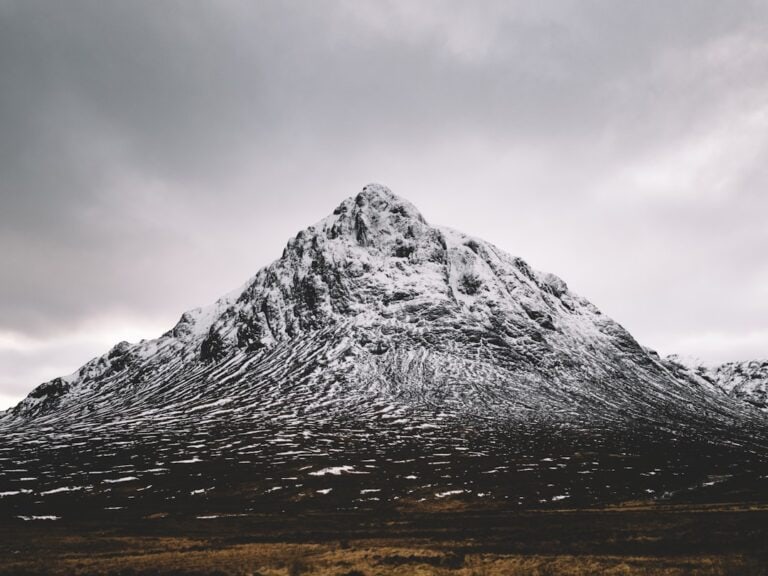 découvrez les paysages à couper le souffle des highlands, entre montagnes majestueuses, lochs mystérieux et traditions écossaises. embarquez pour une aventure inoubliable au cœur de la nature sauvage.