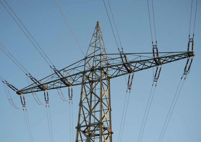 découvrez tout ce qu'il faut savoir sur la consommation d'électricité : conseils pour réduire votre facture, comprendre sa répartition, et analyser l'impact environnemental de votre consommation électrique.