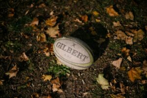 découvrez la durée d’un match de rugby, le temps de jeu officiel, les arrêts, et les éventuelles prolongations expliqués pour tout comprendre sur le déroulement d’une rencontre.