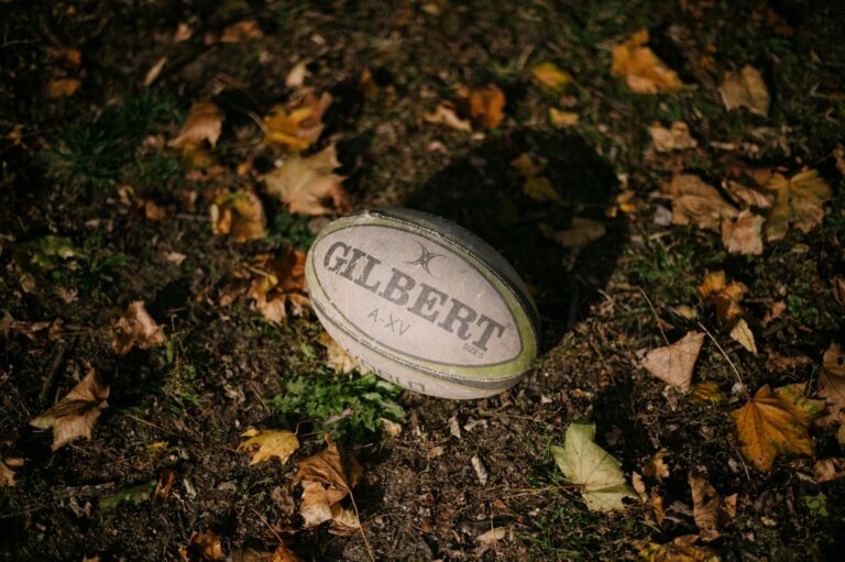 découvrez la durée d’un match de rugby, le temps de jeu officiel, les arrêts, et les éventuelles prolongations expliqués pour tout comprendre sur le déroulement d’une rencontre.