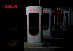 découvrez combien coûte la recharge d'une tesla en france, les tarifs des différentes bornes, le calcul du prix par kwh et nos conseils pour optimiser vos frais de recharge.