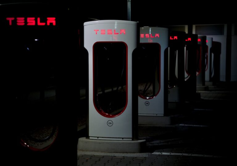 découvrez combien coûte la recharge d'une tesla en france, les tarifs des différentes bornes, le calcul du prix par kwh et nos conseils pour optimiser vos frais de recharge.