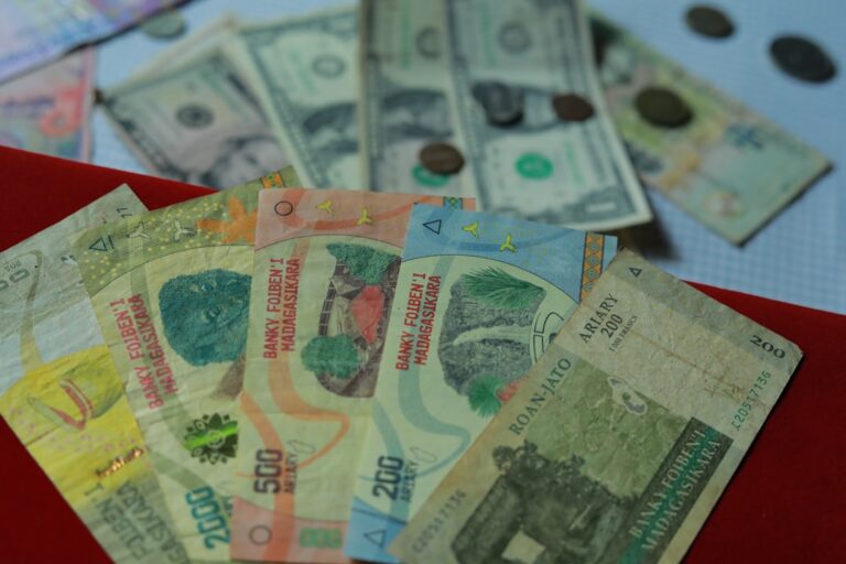 découvrez tout ce qu'il faut savoir sur les salaires : définitions, calculs, tendances et conseils pour mieux comprendre votre fiche de paie et négocier votre rémunération.