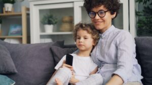 découvrez comment le contrôle parental sur les tablettes samsung permet de protéger et gérer l'accès de vos enfants à internet facilement et en toute sécurité.
