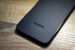 découvrez comment résoudre facilement le problème d'écran noir sur votre tv samsung grâce à nos conseils de dépannage efficaces et simples à suivre.
