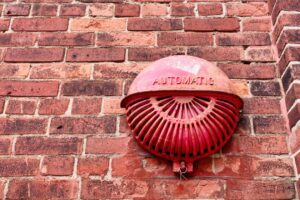 découvrez nos solutions d'alarmes de sécurité efficaces pour protéger votre maison et votre entreprise 24h/24 contre les intrusions et les risques potentiels.