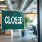 Bureau vide de PME avec pancarte fermeture estivale sur la porte
