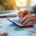 Calculatrice et papiers de déclaration d'impôts sur une table familiale